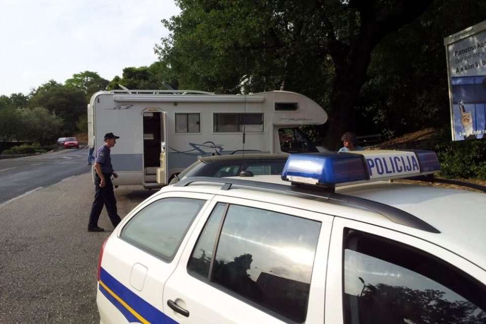 kamper policija turisti 100813