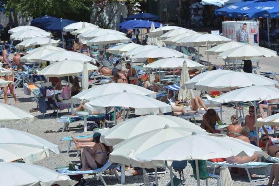 plaza uvala suncobrani