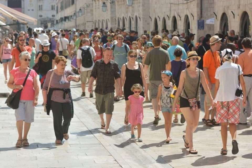 spica turisti stradun100
