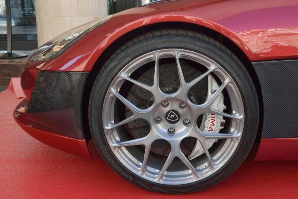 Automobil