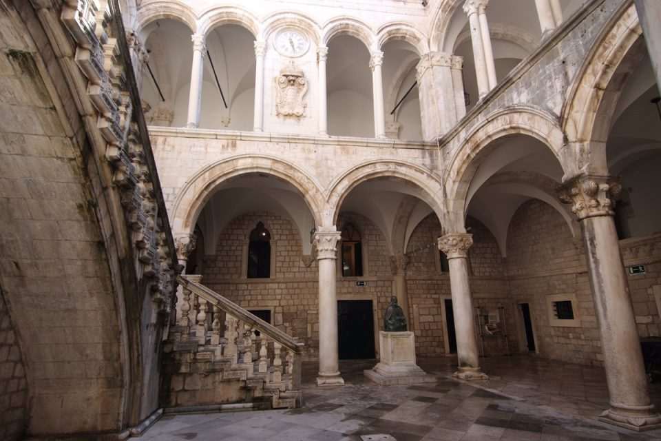 Knežev dvor