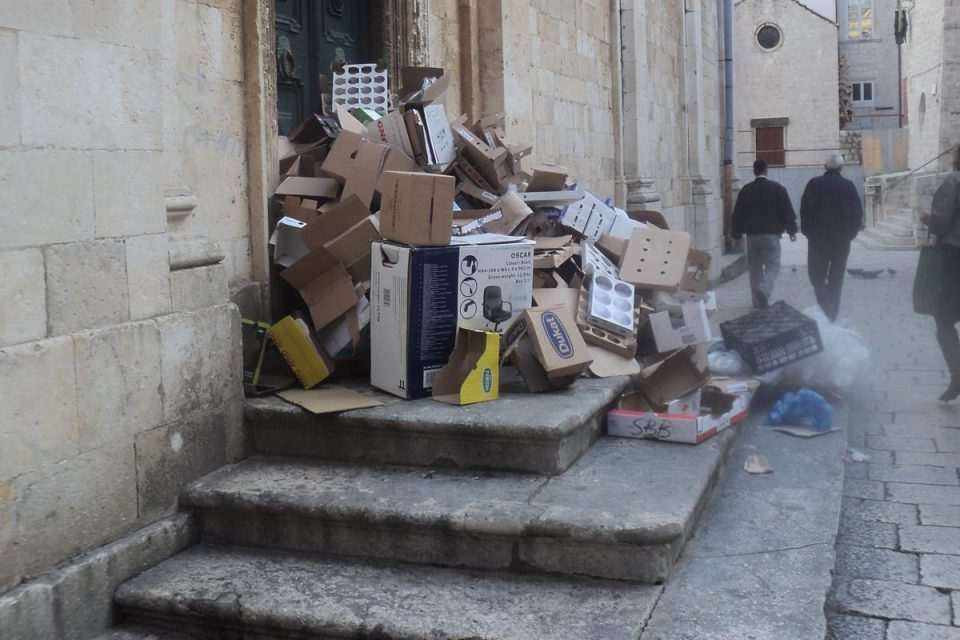 Smeće ispred Katedrale