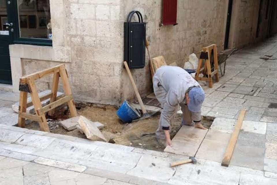Popravak ploča na Stradun