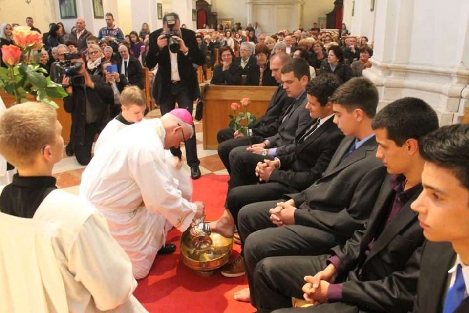 Biskup Uzinić oprao noge mladima Dubrovačke biskupije