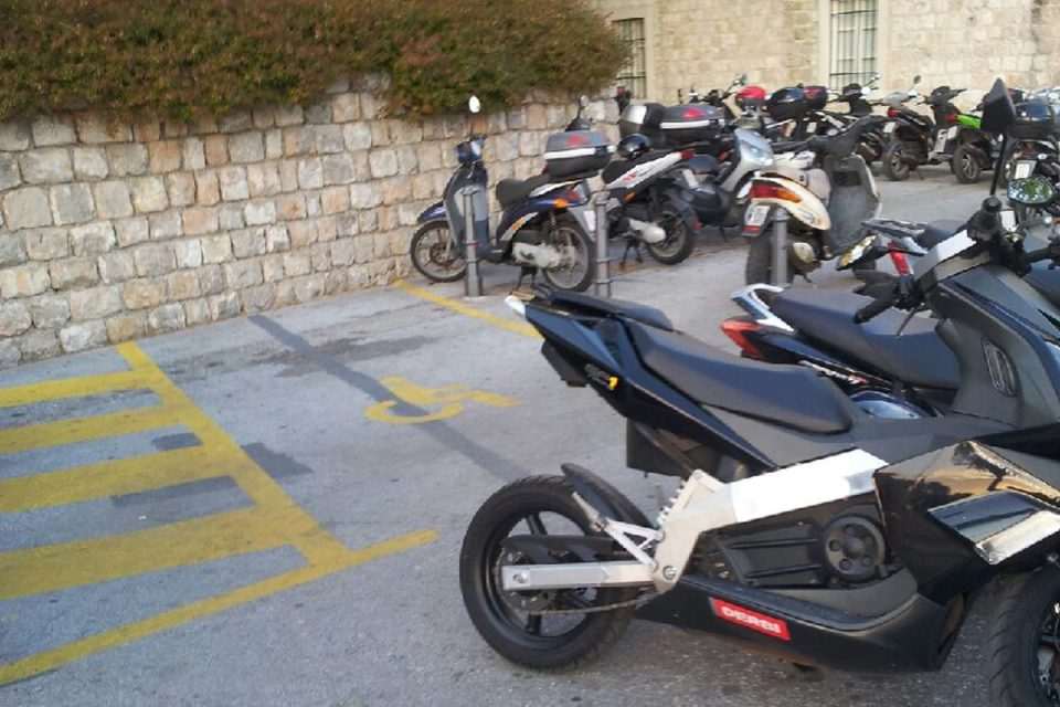 Parkiralište za osobe s invaliditetom na Pilama