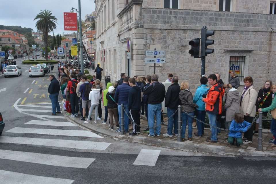 Turisti čekaju taksi