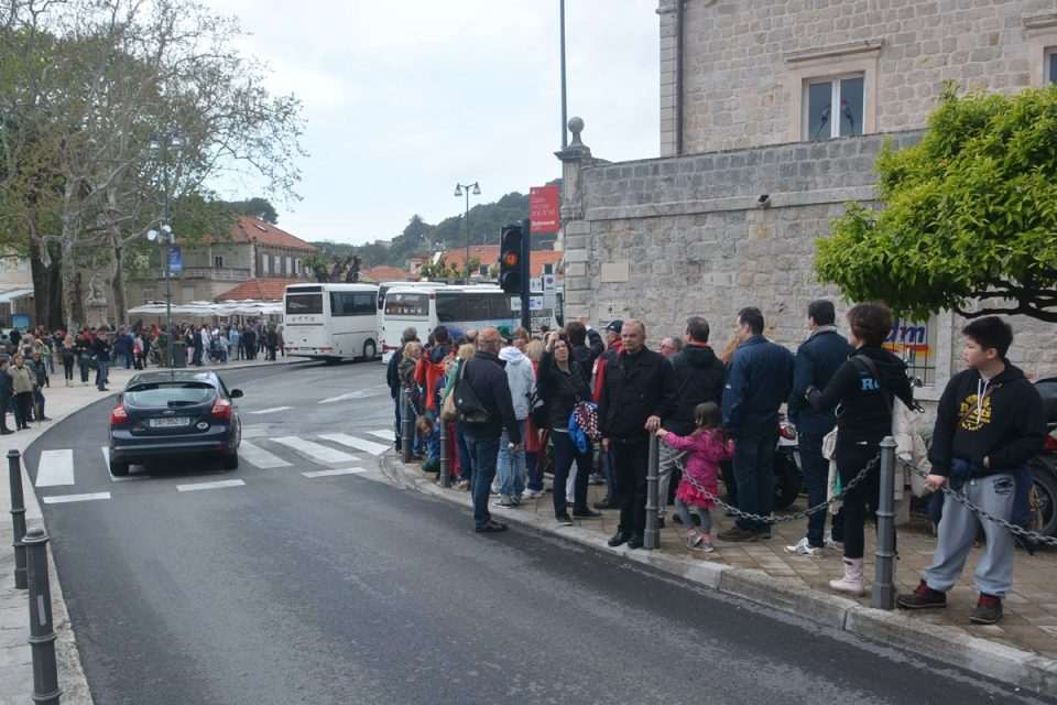 Turisti čekaju taksi