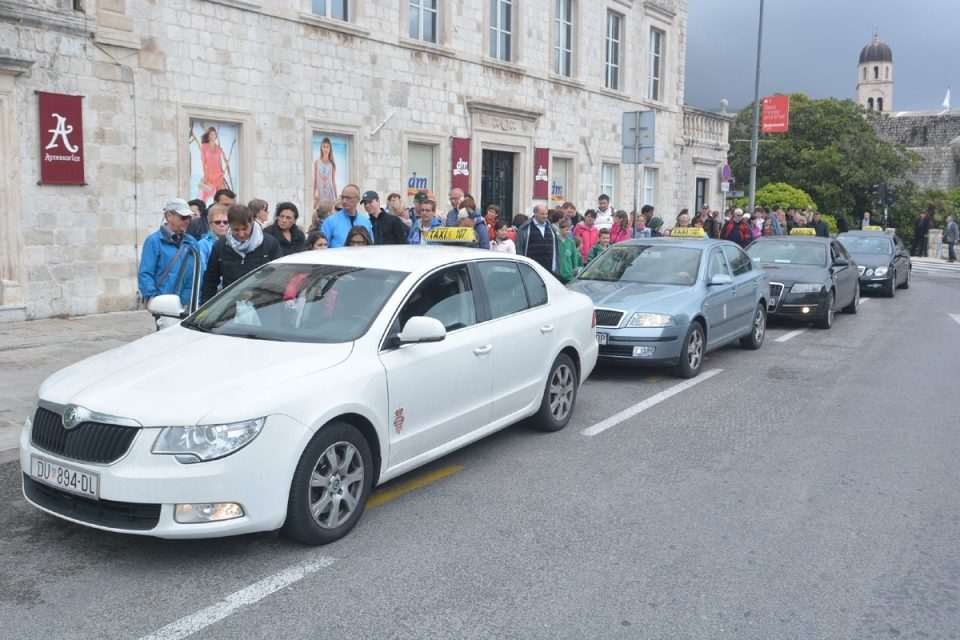 Turisti čekaju taksi