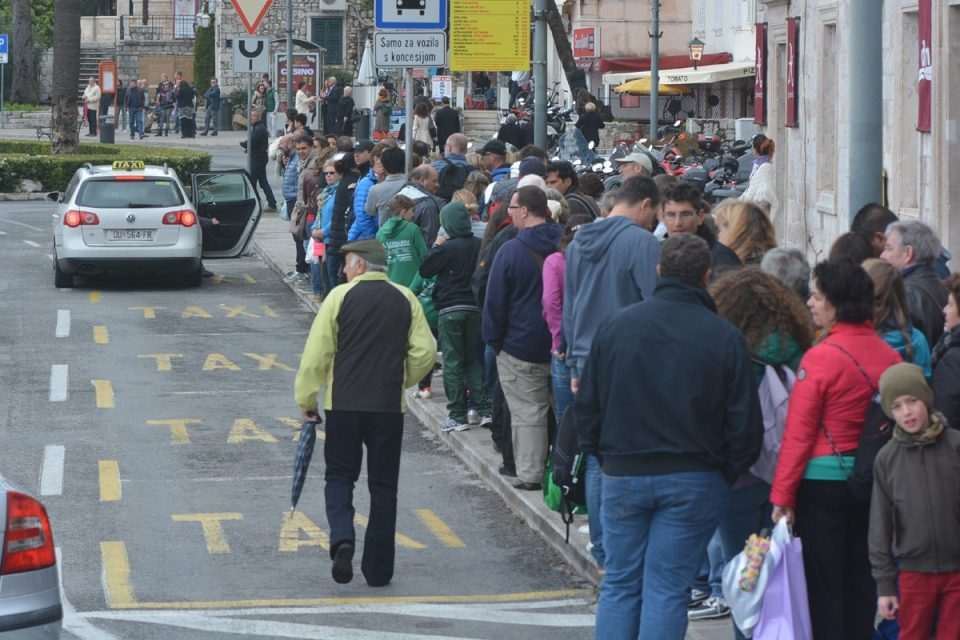 Turisti čekaju taksi