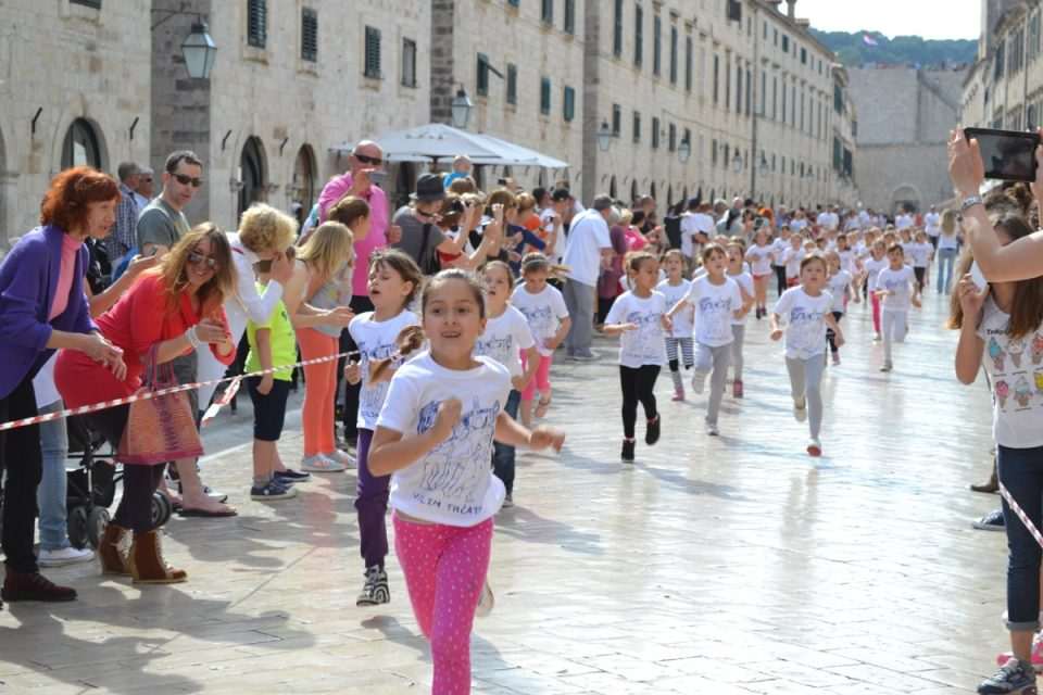 Utrka djece na Stradunu