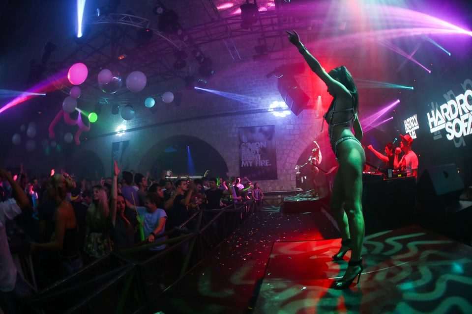 hard rock sofa 28