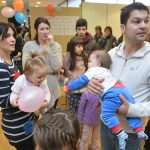 Natjecanje u puzanju i prematanju beba