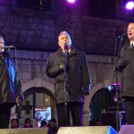 FOTOGALERIJA Pogledajte tko je sve bio na koncertu klapa Cambi i Sv. Juraj HRM na Stradunu! 22 Nastup klapa Cambi i Sv. Juraj HRM na Stradunu