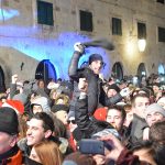 FOTO Dubrovčani s Tonyjem, vatrometom i valcerom ušli u 2015.! 24 Doček Nove 2015. godine na Stradunu Toni Cetinski