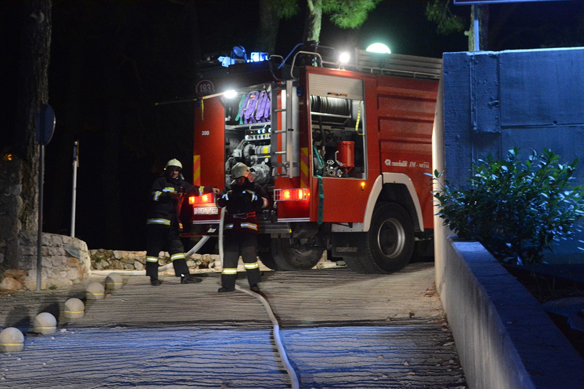 Javna vatrogasna postrojba Dubrovački vatrogasci požara garaža na Ilijinoj glavici