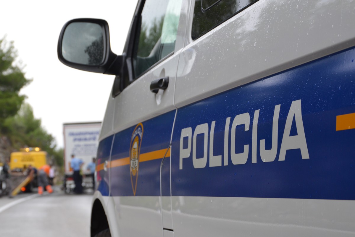 Policija o teškoj prometnoj nesreći na području Komina