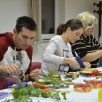 VRIJEDNI KREATIVCI IZ ŽUPE Ovako se rade pravi božićni ukrasi! 13 Bozina radionica Zupa 6