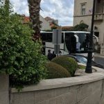 Iskrcavanje gostiju ispred Hiltona 1
