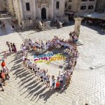 FOTO Milenijskom fotografijom mali tenisači pozdravili su Dubrovnik 14 dud bowl tenis milenijska foto13