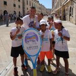 FOTO Milenijskom fotografijom mali tenisači pozdravili su Dubrovnik 6 dud bowl tenis milenijska foto5