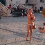 golac kostim oskudno odjevena cura 250616 2