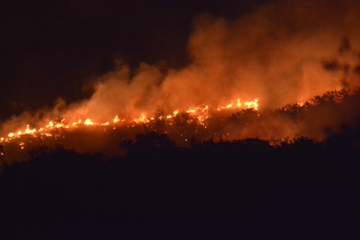Požar u blizini Karasovića i dalje aktivan, trenutno ne prijeti Konavlima