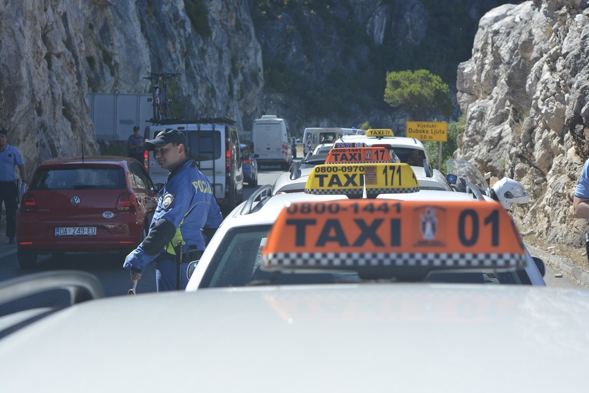 Prekršajne prijave protiv 167 taksista, napadači još uvijek nepoznati