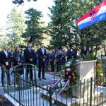 Položeni vijenci i zapaljene svijeće na spomen obilježju na Bosanci 6 091117 vijenci bosanka 13