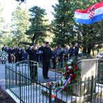 Položeni vijenci i zapaljene svijeće na spomen obilježju na Bosanci 3 091117 vijenci bosanka 6