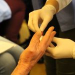 DNŽ Učenici Medicinske škole održali edukativnu prezentaciju, izmjerili šećer i krvni tlak 5 medicinska skola svjetski dan secerne bolesti 141117 11