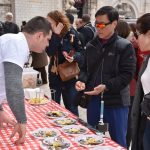 FOTOGALERIJA Tko je sve na Stradunu uživao u slasnim kamenicama? 13 24032018 festa od kamenica stradun 14
