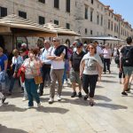 FOTOGALERIJA/POPODNE STRADUNOM Sunčano, ugodne temperature i uvijek popularne gužve 1 Guzva Stradun 24.4.2019 2