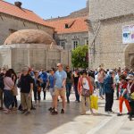 FOTOGALERIJA/POPODNE STRADUNOM Sunčano, ugodne temperature i uvijek popularne gužve 15 Guzva Stradun 24.4.2019 34