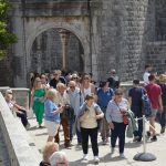 FOTOGALERIJA/POPODNE STRADUNOM Sunčano, ugodne temperature i uvijek popularne gužve 36 Guzva Stradun 24.4.2019 70