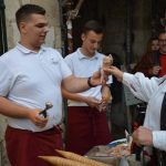 FOTO/JEDNA SASVIM NEOBIČNA ŠETNJA Dramska đirata upotpunila je Noć knjige 33 Noc knjige setnja 102