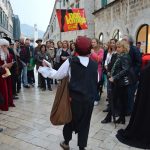 FOTO/JEDNA SASVIM NEOBIČNA ŠETNJA Dramska đirata upotpunila je Noć knjige 42 Noc knjige setnja 133