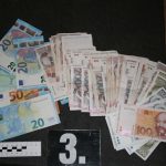 ČETVORICA OSUMNJIČENA U stanu pronađen kokain, oružje, novac... 2 3policija