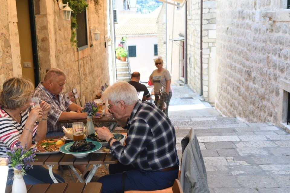 turisti grad restoran stolovi02