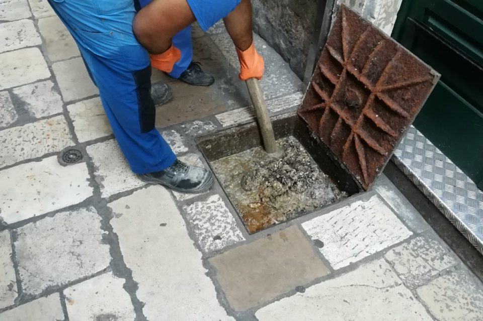 ZAČEPLJENJE MASNOĆOM Očišćeni kanali u ulicama Između Polača i Miha Pracata