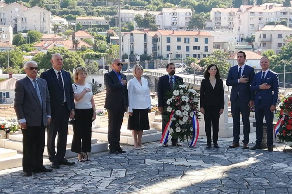 POLOŽENI VIJENCI NA BONINOVU Povodom Dana antifašističke borbe 1