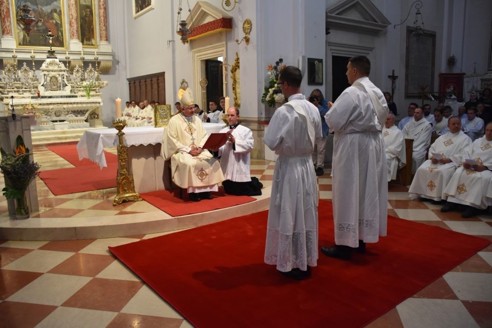 SVEĆENIČKO REĐENJE U KATEDRALI Dubrovačka biskupija dobila čak dva nova mladomisnika