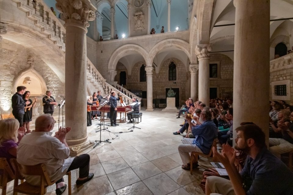 Glazba dubrovačkih ljetnikovaca oduševila koncertnu publiku u Dvoru