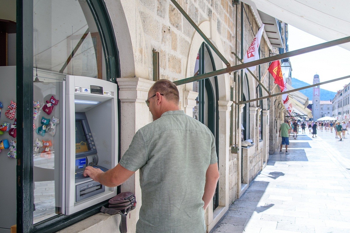 Pola bankomata u Hrvatskoj moglo bi biti ukinuto 