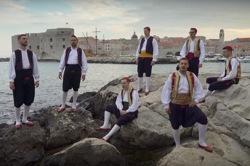 KAŠAMA ZLATNA PLAKETA 'Petrunjela' proglašena najboljom pjesmom u povijesti makarskog festivala