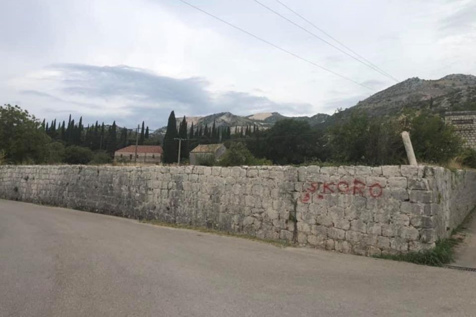 ZA SVAKU OSUDU Vandali išarali zid samostana sv. Vicenca u Župi