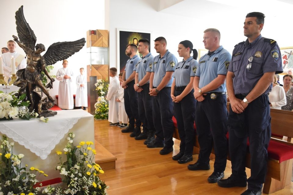 BLAGDAN JE SV. MIHOVILA Dubrovački policajci misnim slavljem spomenuli se svog nebeskog zaštitnika