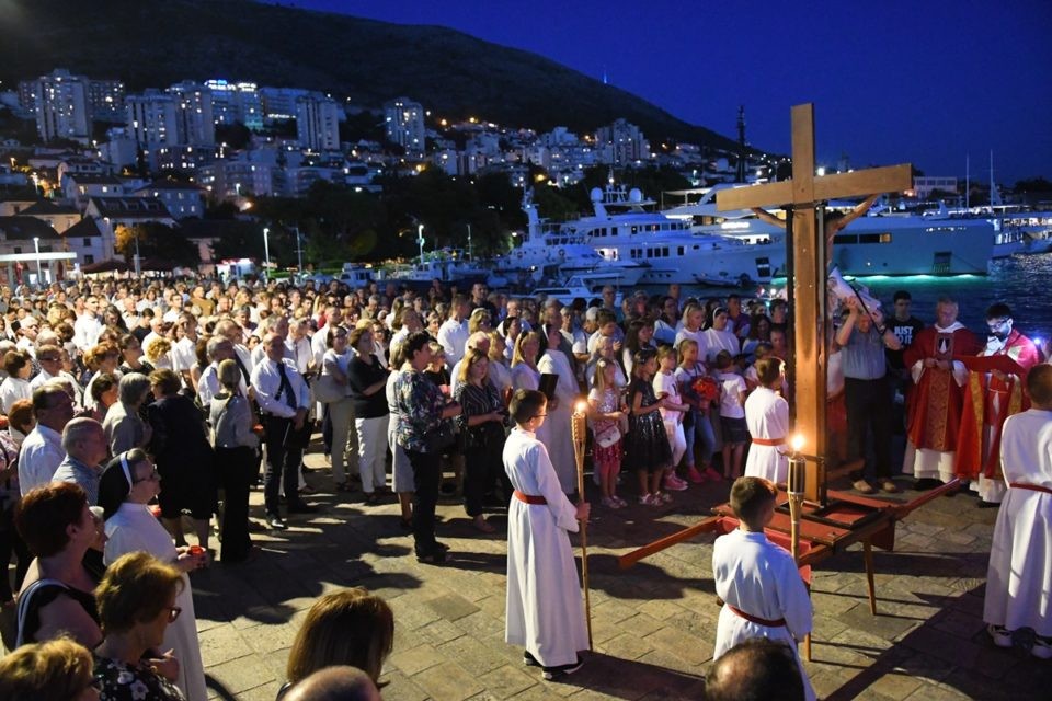 UZVIŠENJE SVETOG KRIŽA Procesija sa svijećama i blagoslov barki u Gružu