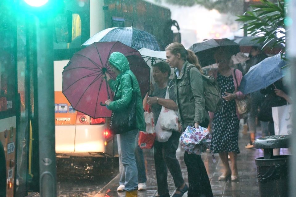 ĐIR POD OMBRELAMA Kišni dan na dubrovačkim ulicama