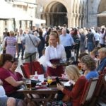 spica turisti stolovi konobar sezonci05