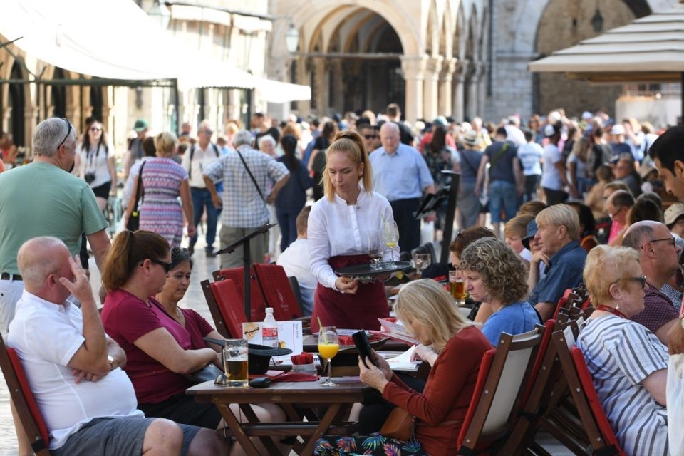 spica turisti stolovi konobar sezonci05